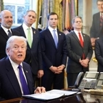 　重要鉱物の備蓄制度創設を発表するトランプ米大統領（手前）＝２日、ワシントン（ゲッティ＝共同）