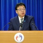 　記者会見する上野厚労相＝３日午前、厚労省