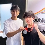 　ショートトラック男子の宮田将吾（右）のサポートをするトレーナーの権田康徳さん＝２０２５年１０月、兵庫県芦屋市（権田さん提供）