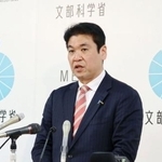 　記者会見する松本文科相＝３日午前、文科省