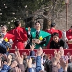 　成田山新勝寺の節分会で、豆をまくＮＨＫ大河ドラマ「豊臣兄弟！」の仲野太賀さん（中央）ら＝３日午前、千葉県成田市