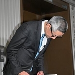 　頭を下げるＪＲ東日本の渡利千春副社長＝３日午前、国交省