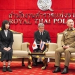 　バンコクで会談する警察庁の植木百合子・保安課風俗環境対策室長（左）とタイ警察のタッチャイ副長官（右）＝３日（共同）