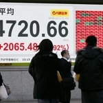 　最高値を更新した日経平均株価の終値を示す株価モニター＝３日午後、東京都中央区