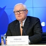 　２０２５年１１月、モスクワで記者会見するロシアのリャプコフ外務次官（共同）