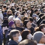 　街頭演説を聞く人たち＝１月３１日、神奈川県内