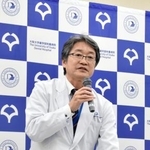 　記者会見する大阪大歯学部病院の山城隆病院長＝３日午後、大阪府吹田市