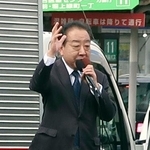 　街頭演説する中道改革連合の野田共同代表＝３日午後、堺市