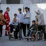 　ガザ南部ハンユニスで、域外移送のためラファ検問所へ向かう前のパレスチナ人＝３日（ゲッティ＝共同）