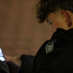 　３日、スペイン・マドリード郊外で、スマートフォンの画面をスクロールする１４歳の子ども（ロイター＝共同）