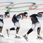 　調整するスピードスケートの（左から）野明花菜、佐藤綾乃、堀川桃香＝ミラノ（共同）