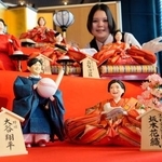 　「久月」が公開した「今年の期待びな」。フィギュアスケートの坂本花織選手（下段右）や米大リーグ、ドジャースの大谷翔平選手（同左）らをモデルにした＝４日午前、東京都台東区