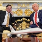 　３日、ワシントンのホワイトハウスで会談するトランプ大統領（右）とコロンビアのペトロ大統領（コロンビア大統領府提供・ロイター＝共同）