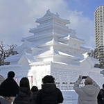 　「さっぽろ雪まつり」に登場した福島県会津若松市の「鶴ケ城」の大雪像＝４日午前、札幌市の大通公園