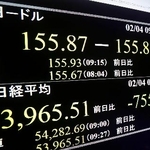 　下げ幅が一時７００円を超えた日経平均株価を示すモニター＝４日午前、東京・東新橋