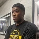 　取材に応じる米プロバスケットボールＮＢＡ、レーカーズの八村塁＝３日、ニューヨーク（共同）