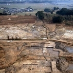 　佐賀県の吉野ケ里遺跡で見つかった官道跡（白線部分）（佐賀県文化課提供）