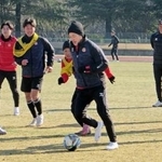 　練習するＪ３福島の三浦（中央）＝千葉県成田市