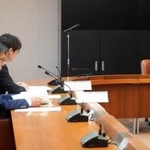 　米軍が嘉手納基地でパラシュート降下訓練を実施したことについて、防衛省沖縄防衛局の村井勝局長（左手前）らに抗議する沖縄県の池田竹州副知事（右）＝４日午後、沖縄県庁