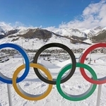 　ミラノ・コルティナ冬季五輪のスノーボード会場に設置された五輪マーク＝３日、リビーニョ（共同）