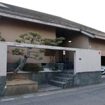 　女性の遺体が見つかった住宅＝４日午後５時１２分、堺市（表札と車のナンバーにぼかしを入れています）