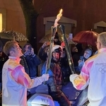 　聖火ランナーを務めた加藤条治さん（左）＝４日、イタリア・モンツァ（共同）