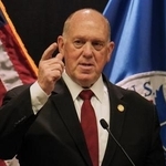 　米ミネアポリスで、記者会見する国境警備責任者ホーマン氏＝４日（ＡＰ＝共同）