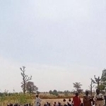 　ナイジェリア・カツィナ州で、武装集団による襲撃後、墓の周りに集まる人々＝４日（ロイター＝共同）