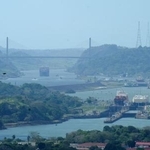 　パナマ運河を航行する船舶＝２０２５年３月、パナマ市（ロイター＝共同）