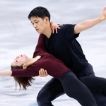 　公式練習で調整する三浦璃来（左）、木原龍一組＝ミラノ（共同）