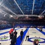 　停電が発生し、競技が中断したカーリング混合ダブルス１次リーグ＝４日、イタリア・コルティナダンペッツォ（共同）