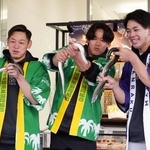 　ウナギのつかみ取りに参加したソフトバンクの（左から）鈴木豪、稲川、高橋＝５日、宮崎市