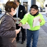 　ＪＲ姉ケ崎駅で情報提供を求めるチラシを配る曽根貴佑さん（右）＝５日午前、千葉県市原市