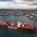 　パナマ運河の港を航行する貨物船＝２０２５年３月、パナマ市（ＡＰ＝共同）