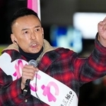 　衆院選公示後初となる街頭演説に臨んだれいわ新選組の山本代表＝５日夜、東京・池袋