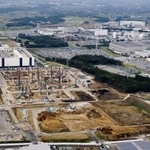 　ＴＳＭＣ熊本第２工場の建設地。左奥は第１工場＝２０２５年１０月、熊本県菊陽町