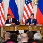 　２０１０年４月、チェコ・プラハで新戦略兵器削減条約（新ＳＴＡＲＴ）に調印する米国のオバマ大統領（左）とロシアのメドベージェフ大統領（ゲッティ＝共同）