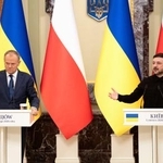 　会談後に記者会見するウクライナのゼレンスキー大統領（右）とポーランドのトゥスク首相＝５日、キーウ（共同）