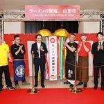 　ラーメン支出額が４年連続で１位となり、喜ぶ関係者ら＝６日午前、山形市役所