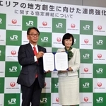 　連携協定を結び、撮影に応じるＪＲ東日本の喜勢陽一社長（左）と日航の鳥取三津子社長＝６日午後、東京都港区