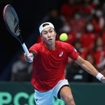 　日本-オーストリア　シングルス第１試合でプレーする綿貫陽介＝有明コロシアム