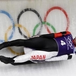 　男子リュージュ１人乗りの公式練習で滑走する小林誠也＝コルティナダンペッツォ（共同）