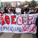 　６日、イタリア・ミラノの広場で、米移民・税関捜査局（ＩＣＥ）捜査官の五輪派遣に抗議する学生ら（共同）