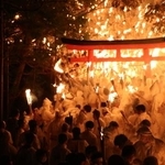 　和歌山県新宮市の神倉神社で行われた伝統の火祭り「お灯まつり」＝６日夜