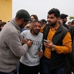 　モスクでの爆発現場近くで悲しむ男性ら＝６日、パキスタン・イスラマバード（ＡＰ＝共同）