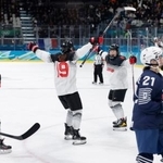 　日本-フランス　第３ピリオド、勝ち越しゴールを決め喜ぶ伊藤（１９）＝ミラノ（共同）