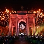 　イタリア・ミラノの「平和の門」にともったミラノ・コルティナ冬季五輪の聖火＝６日（ロイター＝共同）