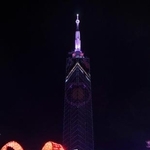 　バレンタインデーを前に、イルミネーションで彩られた福岡タワー＝６日、福岡市