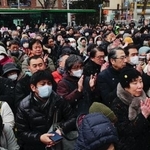 　雪が舞う中、街頭演説に集まった有権者＝７日午後、東京都内（政党ビラにモザイク加工しています）