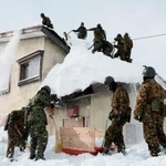 　青森市で民家の雪下ろしをする自衛隊員ら＝７日午前